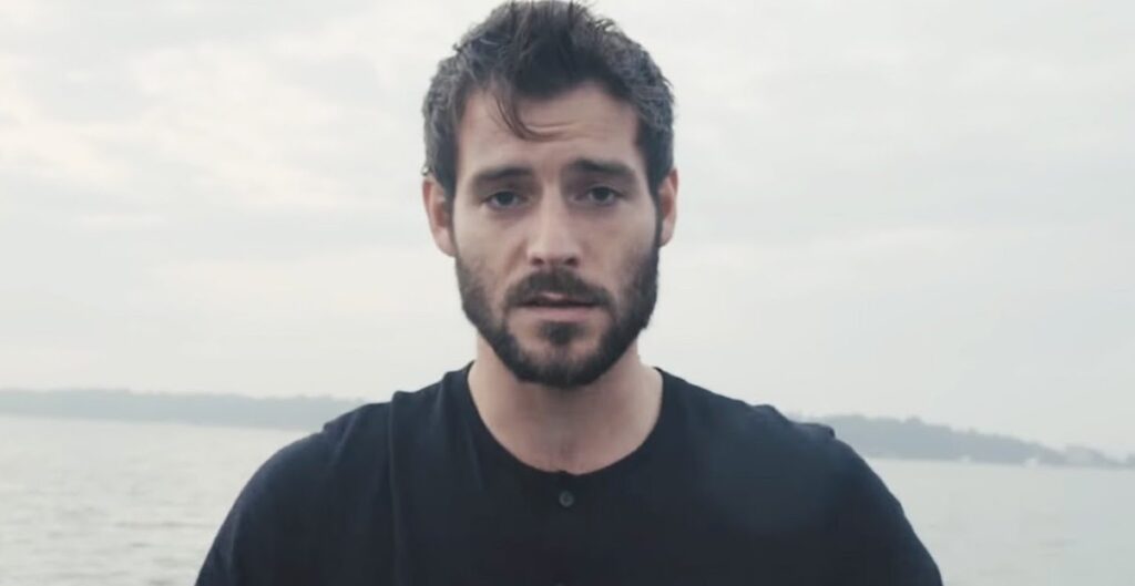Roo Panes playing "Lullaby Love" Photo © Roo