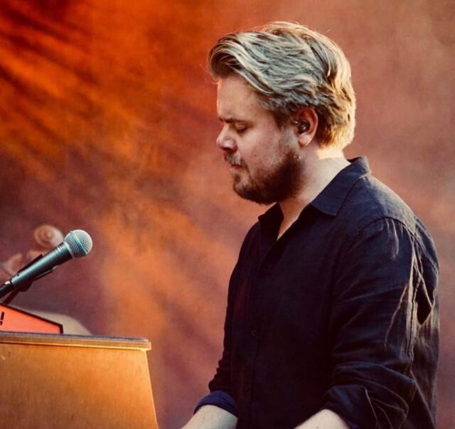 Jorrit Kleijnen playing the piano. Photo © Loes Braam